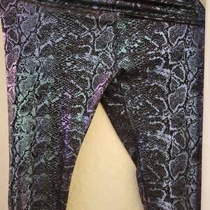Iridescent Black Snake-Print Leggings